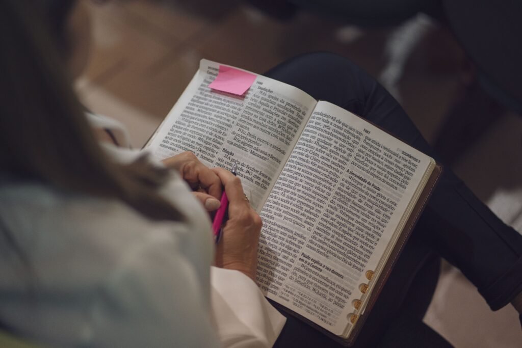 Mulher lendo a Bíblia durante seu momento devocional