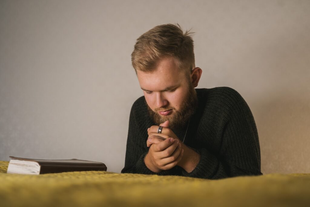 Aprenda a ouvir a voz de Deus através da história de Samuel e Eli em 1 Samuel 3 e descubra como reconhecer Sua direção e obedecer.